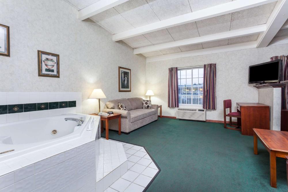 Deluxe King Studio Suite - Non-Smoking interior